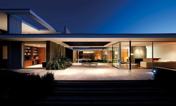 Straigt architecture of the Kübler House in Colina, Chile by 57STUDIO