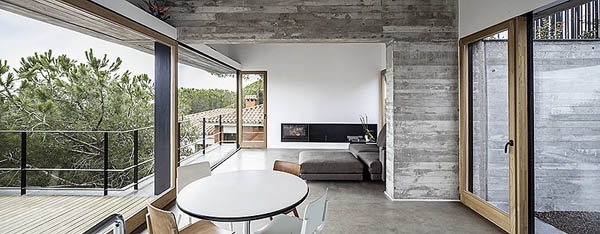 Inside the Mediterrani 32 House by Architect Daniel Isern