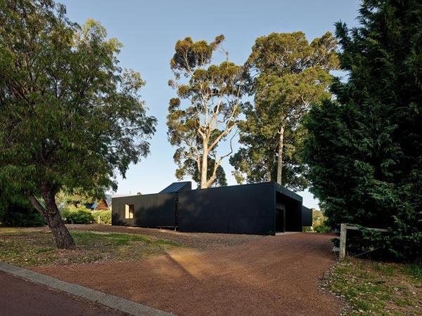 Karri Loop House by MORQ architects