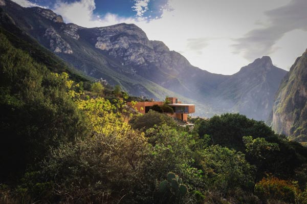 The team of P+0 Architecture designed this modern residence surrounded by Mexico's mountains. The team of P+0 Architecture designed this modern residence surrounded by Mexico's mountains.