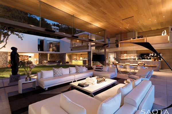 The lounge of the De Wet 34 house has wide open transitions to the exterior space.