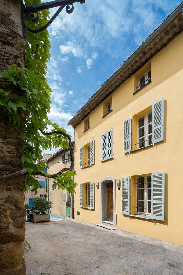 A typical mediterranean house from the outside, nothing can be guessed.