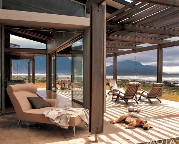 The terrace of the house with views of the mountains and the open sea to the front.