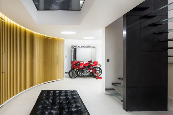 Modern interior design in contrast to the external appearance of the mediterranean home.