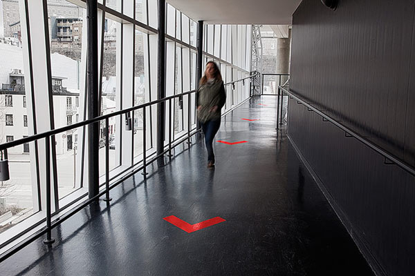 Way markings with red arrows.