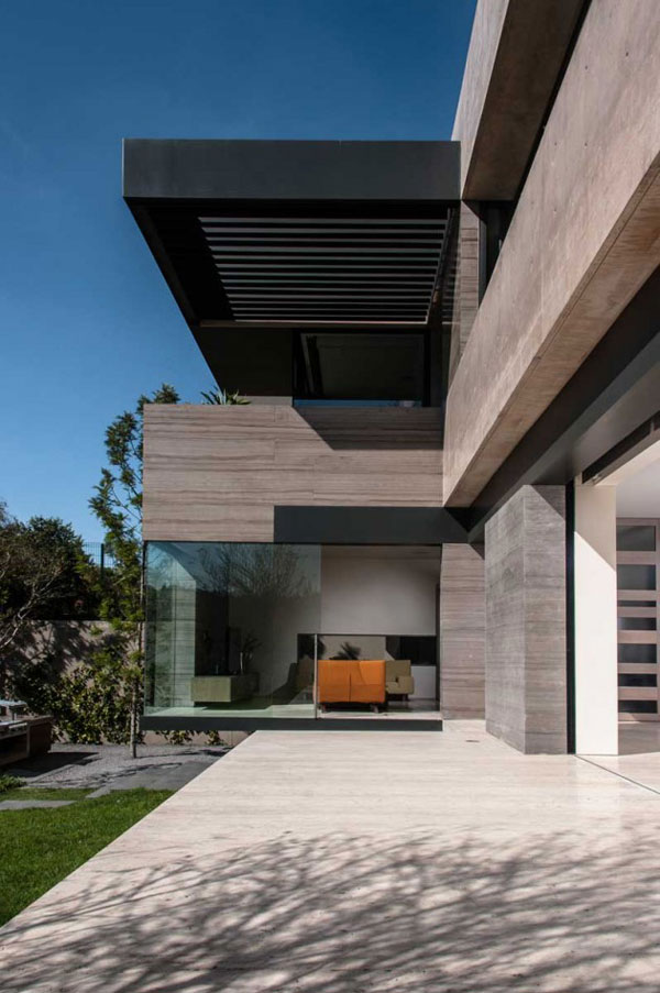 Straight and modern architectural design by Gantous Arquitectos.