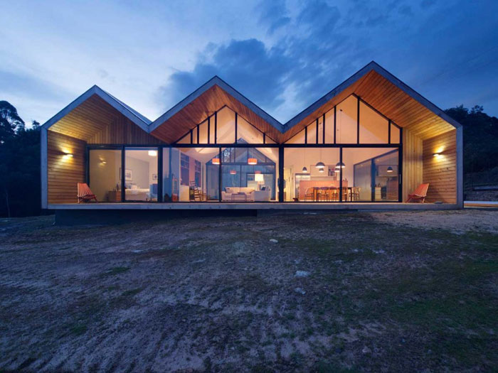 The front of the house is completely glassed. The front of the house is completely glassed.
