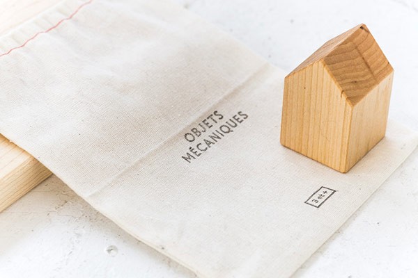 Only natural materials were used in order to reflect the company's approach and craftsmanship.