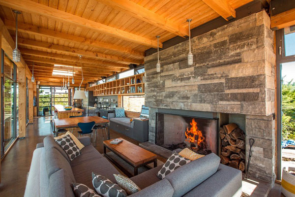 Also the interior of the house is characterized by this combination of rough stones and wood. Also the interior of the house is characterized by this combination of rough stones and wood.