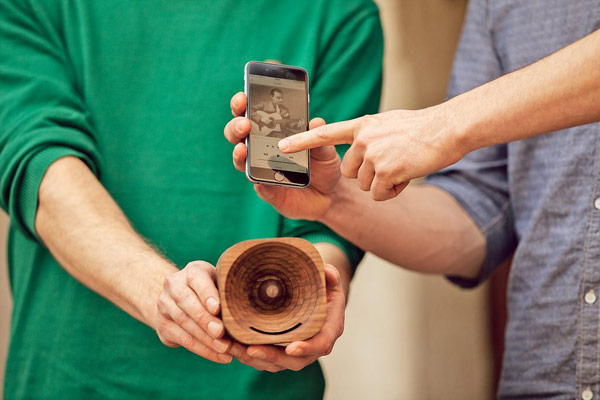 Just choose your musik and put it into the speaker. Just choose your musik and put it into the speaker.
