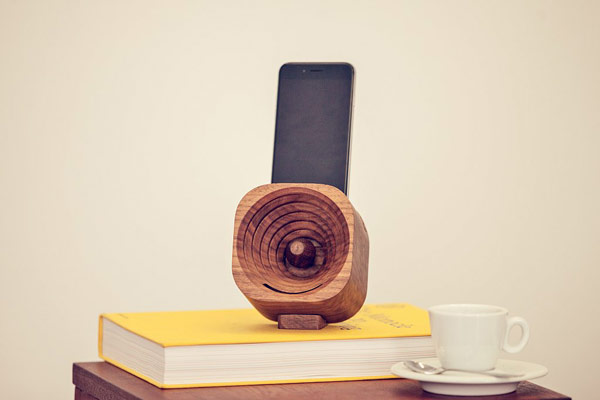 The wooden Trobla speaker is space-saving and well designed. The wooden Trobla speaker is space-saving and well designed.