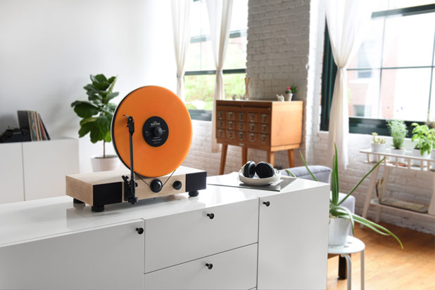 This turntable by Gramovox acts as a striking eye catcher in every home. This turntable by Gramovox acts as a striking eye catcher in every home.