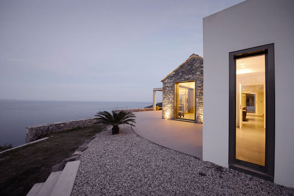 The architectural concept uses simple design elements that deal with a difficult, steep terrain.