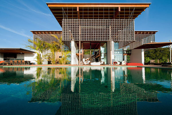 Direct view over the pool into the house.