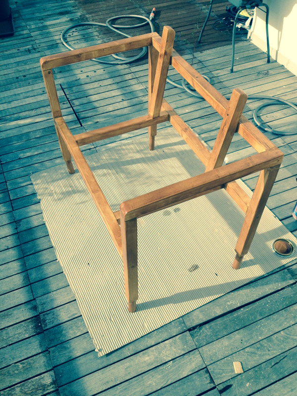 The simple basic construction of the chair consists of pine wood slats.