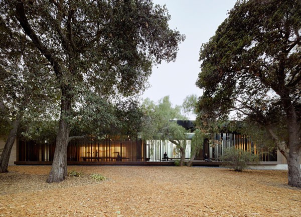 The building provides a flat construction based on modern architectural design.