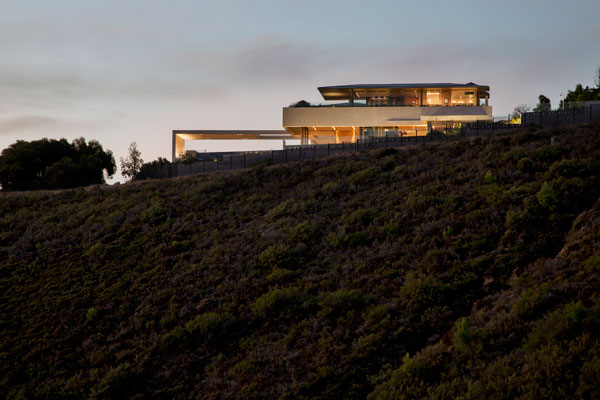 The site is located on a hill overlooking Cape Town and the sea.