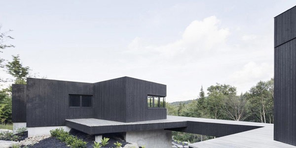 The property is placed on a hill to ensure great views over the wooded landscape.
