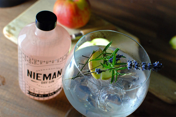Niemand Dry Gin has a a flowery-fresh character caused by a multifaceted flavor complexity of 10 handpicked botanicals. Niemand Dry Gin has a a flowery-fresh character caused by a multifaceted flavor complexity of 10 handpicked botanicals.