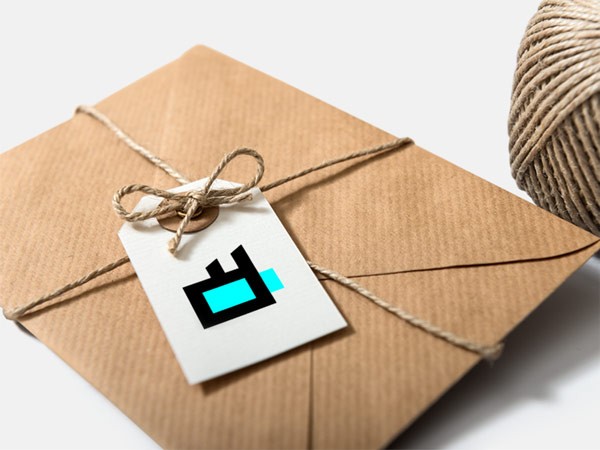 Arturo Hernández has also created a series of shipping materials.