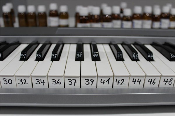 The individual scents are created by a keyboard, the same as we know it from pianos.