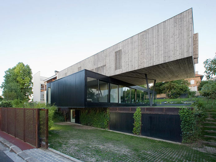 Three volumes contain a different program inside and outside. They sit on top of each other to form this house in Sèvres, France. Three volumes contain a different program inside and outside. They sit on top of each other to form this house in Sèvres, France.