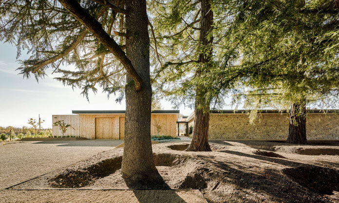 The house consists of two areas, which are connected by a common entrance.