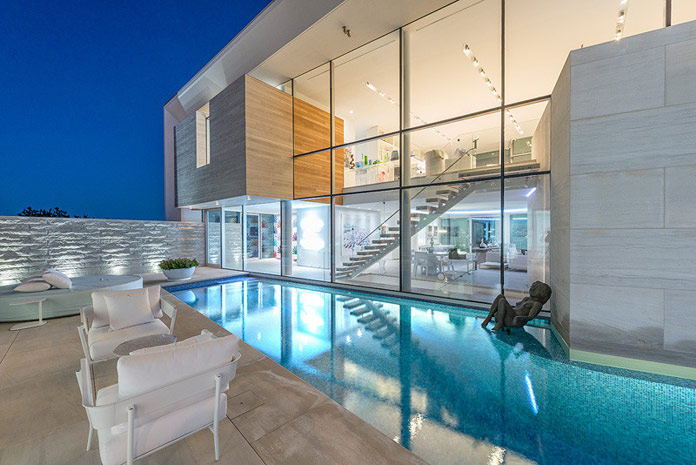 The combination of best materials with modern architectural design results in a noble ambiance.