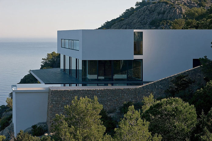 This dream home stands out by its contemporary design and its unique location.