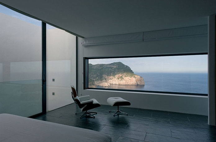 Also the interior spaces are characterized by purism.