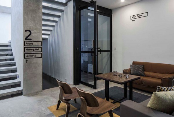 Examples of wayfinding systems within the Workcenter México.