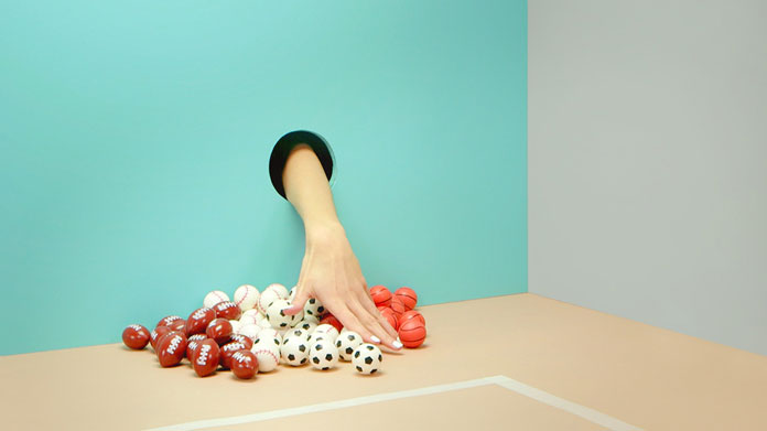 Tocar las pelotas. Literal: Touch the balls. Analogue: To get on somebody's nerves.