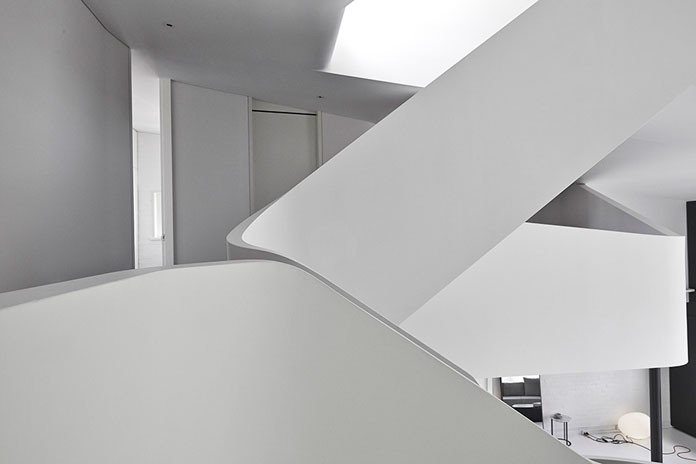 The space is characterized by the curvilinear forms of the staircase and the different floors. The space is characterized by the curvilinear forms of the staircase and the different floors.