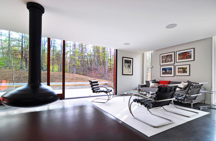 This hanging fireplace is one of the main features of the living space. This hanging fireplace is one of the main features of the living space.