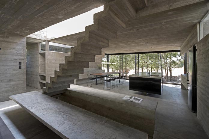Also the interior spaces are marked by rough concrete.