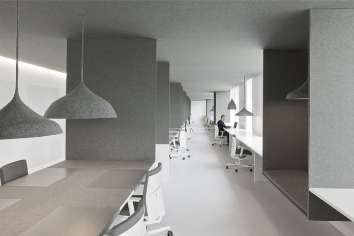 Walls, lamps and various objects were coated with felt.