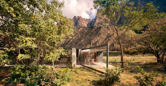 Casa Meztitla, an intervention of a natural scenery.