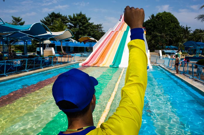 Jadsada Inaek, @JsdJadsada, (The Street Photographer).