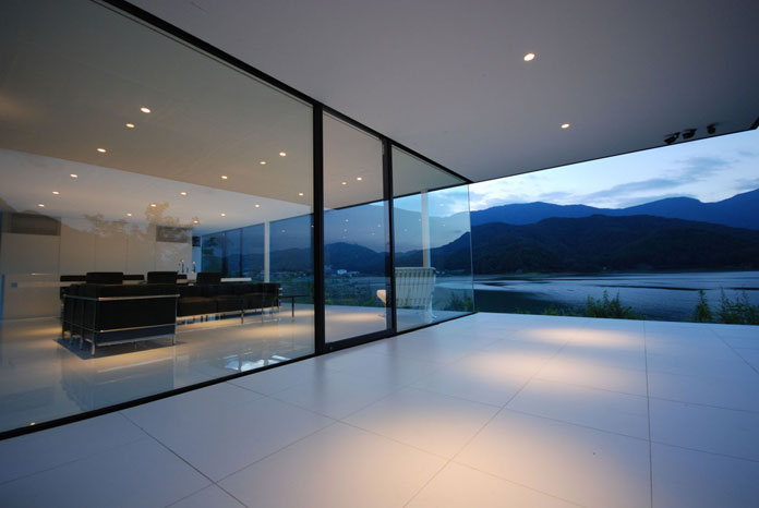 The long rectangular structure is characterized by floor to ceiling windows. The long rectangular structure is characterized by floor to ceiling windows.
