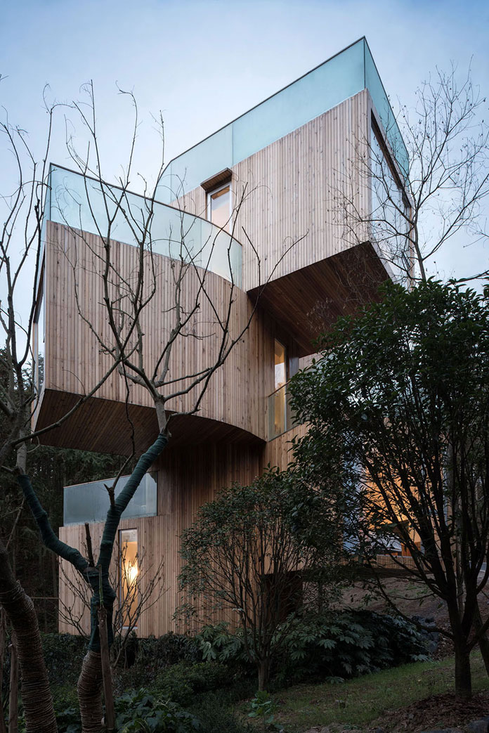 Qiyunshan Tree House by Bengo Studio, Volumes stacked around a tree.