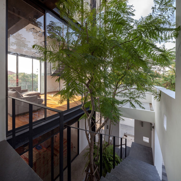 Allowing the natural landscape to seep into its continuous enclosure.