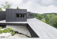 A long entrance in the form of a bridge leads across to the house.