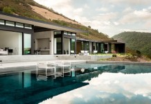 The Silverado Trail residence by architect John Maniscalco in Oakville, California.