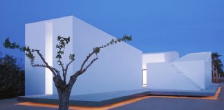 House for a photographer designed by Barcelona based architect Carlos Ferrater.