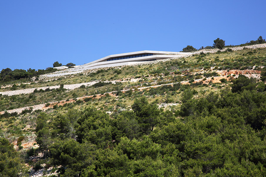 Issa Megaron family retreat by Proarh Architects