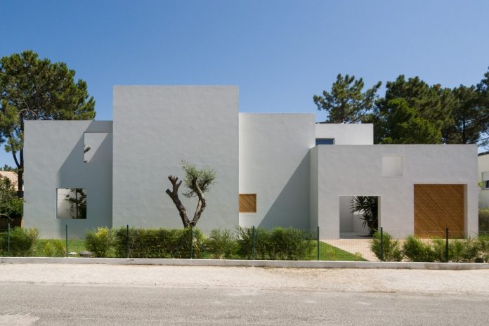 Minimalist house in Troia by architecture firm Miguel Marcelino.