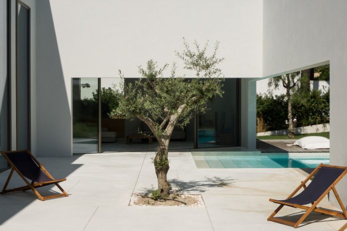 Minimalist house in Troia by architecture firm Miguel Marcelino.
