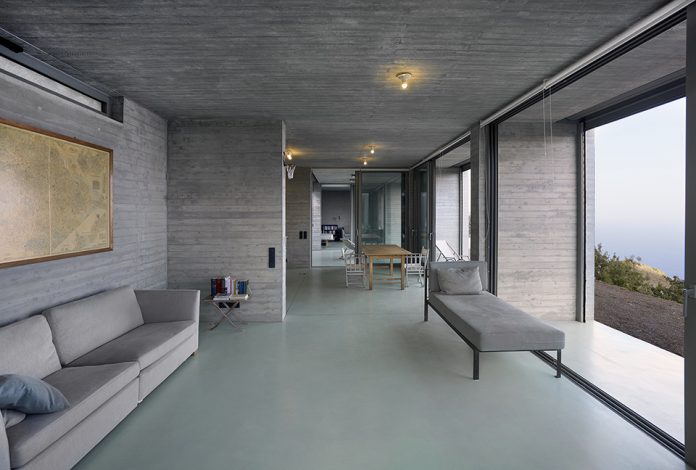 Parallel House by En Route Architects and Kokkinou Kourkoulas Architects & Associates