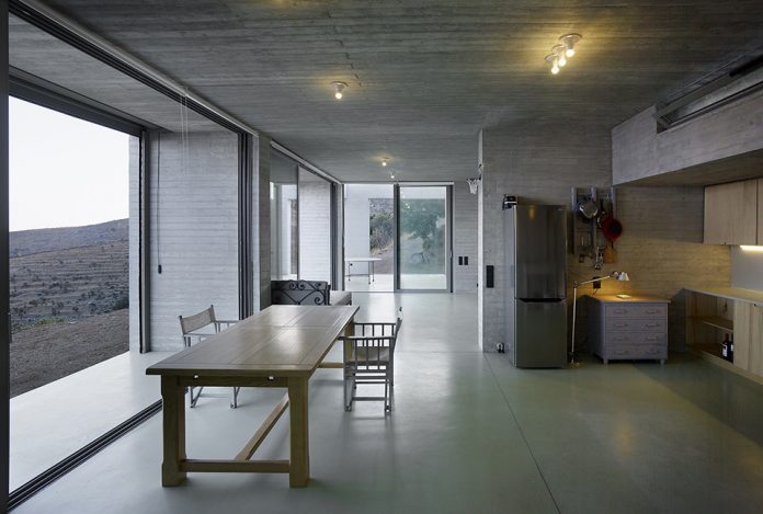Parallel House by En Route Architects and Kokkinou Kourkoulas Architects & Associates