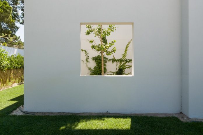 Minimalist house in Troia by architecture firm Miguel Marcelino.